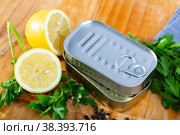 Tin cans with ring pull on wooden surface with lemon and greens. Стоковое фото, фотограф Яков Филимонов / Фотобанк Лори