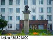 Бюст Эдуарда Петровича Берзина, Магадан, площадь Горького, мэрия (2022 год). Редакционное фото, фотограф Yuriy  Barbaruk / Фотобанк Лори
