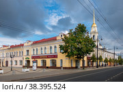 Вид на Крестовую улицу в центре Рыбинска. РЫБИНСК, РОССИЯ (2020 год). Редакционное фото, фотограф Pukhov K / Фотобанк Лори