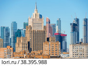 Вид на здание Министерства иностранных дел Российской Федерации и бизнес-центр Москва-Сити в солнечный день. Известные туристические места. Москва, Россия (2021 год). Стоковое фото, фотограф Pukhov K / Фотобанк Лори