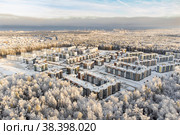 Микрорайон Древлянка-7 в городе Петрозаводске окруженный лесом с покрытыми снегом и изморозью деревьями. Вид с воздуха в солнечный морозный день (2022 год). Стоковое фото, фотограф Sergei Gorin / Фотобанк Лори