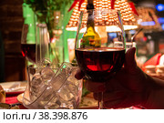 A glass of wine in a woman's hand. Romantic evening. (2014 год). Редакционное фото, фотограф Сергей Комаров / Фотобанк Лори