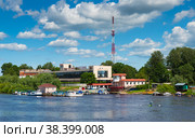 Гостиница Россия. Летний солнечный день. Великий Новгород. Россия (2022 год). Редакционное фото, фотограф E. O. / Фотобанк Лори
