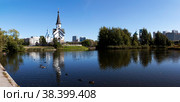 Церковь Святого Георгия-Победоносца (Георгиевская), церковь Рождества Христова, Сергиевская церковь на острове и Среднерогатский пруд. Пулковский парк. Санкт-Петербург (2022 год). Стоковое фото, фотограф Сергей Афанасьев / Фотобанк Лори