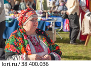 Измайловский парк, Москва, Россия - 1 октября 2016 года: потомки казаков на ярмарке и казачьем сборе. Пожилая казачка в национальном головном уборе. Редакционное фото, фотограф Оксана Медведева / Фотобанк Лори