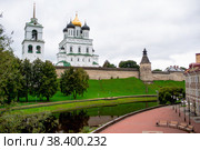 Travel in Russia. Pskov River. Pskov Kremlin. View of the Middle Tower and the temple. Sovetskaya (Golden) embankment. the city of Pskov. Russia. (2017 год). Редакционное фото, фотограф Photojuli / Фотобанк Лори