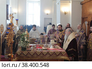 Великий четверг в Бобреневом монастыре, митрополит Ювеналий и духовенство в алтаре (2018 год). Редакционное фото, фотограф Дмитрий Неумоин / Фотобанк Лори