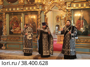 Утреня Великого Пятка в Новодевичьем монастыре, священник с кадилом (2018 год). Редакционное фото, фотограф Дмитрий Неумоин / Фотобанк Лори