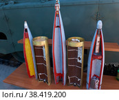 Танковые снаряды и пороховые заряды в разрезе. Кумулятивные, осколочно-фугасные, бронебойно-подкалиберные снаряды для пушек в СВО. Выставка российской военной техники и систем вооружения Армия-2022. Стоковое фото, фотограф Mikhail Leonov / Фотобанк Лори
