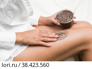 Похудение и массаж. Женские ноги. Уход за кожей с помощью кофейного массажного скраба. Косметология, уход за телом, спа-косметические средства, концепция красоты и бикини. Целлюлит у женщин. Стоковое фото, фотограф Photojuli / Фотобанк Лори