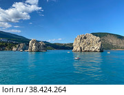 Катамараны плавают в Гурзуфской бухте рядом со скалами Адалары, Гурзуф, Крым (2022 год). Стоковое фото, фотограф Мария Кылосова / Фотобанк Лори