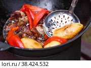 Рецепт приготовления картофеля с мясом и овощами в казане на природе. Приготовление еды. Кулинарные рецепты. Пошаговая фото инструкция по приготовлению. Стоковое фото, фотограф Photojuli / Фотобанк Лори