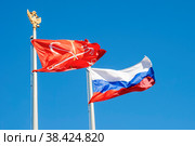 Флаги Санкт-Петербурга и России на фоне синего неба. Стоковое фото, фотограф Александр Щепин / Фотобанк Лори