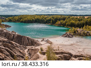 Деревня Кондуки (Conduky), Тульская область, Романцевские горы, заброшенные Ушаковские карьеры. Озера с бирюзовой водой и грязевая эрозия почвы выглядят как горы. Прекрасный природный ландшафт. Россия. (2020 год). Стоковое фото, фотограф Photojuli / Фотобанк Лори