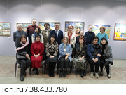 Общая фотография на открытии выставки 3-й биеннале Наивного искусства в Балашихе (2022 год). Редакционное фото, фотограф Дмитрий Неумоин / Фотобанк Лори