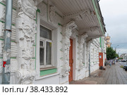 Старинное здание с атлантами. Музей Занимательных наук Эксперимент Лэнд. Улица Новоторжская, 21. Тверь (2022 год). Редакционное фото, фотограф Александр Щепин / Фотобанк Лори