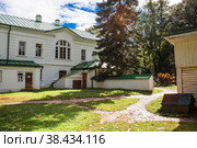 YASNAYA POLYANA. TULA REGION. RUSSIA - SEPTEMBER 12,2020:The house of Leo Tolstoy, the famous Russian writer, in the estate of Count Leo Tolstoy in Yasnaya Polyana in the autumn. Редакционное фото, фотограф Photojuli / Фотобанк Лори