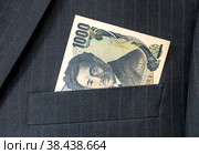 Japanese yen banknote in business suit pocket (2022 год). Стоковое фото, фотограф FotograFF / Фотобанк Лори