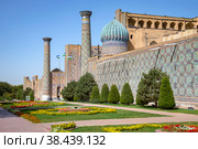 У стен старого медресе Шердор. Самарканд, Узбекистан (2022 год). Стоковое фото, фотограф Анна Карасева / Фотобанк Лори