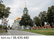 Город Тула, Россия. Свято-Успенский собор - православный собор в Тульском Кремле. Дневное голубое небо и теплый мягкий солнечный свет. Религия. Путешествия по России. (2020 год). Стоковое фото, фотограф Photojuli / Фотобанк Лори