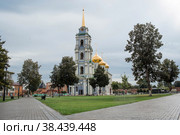 Город Тула, Россия. Свято-Успенский собор - православный собор в Тульском Кремле. Дневное голубое небо и теплый мягкий солнечный свет. Религия. Путешествия по России. (2020 год). Стоковое фото, фотограф Photojuli / Фотобанк Лори