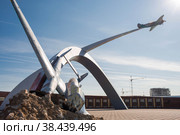 Тула, Россия - сентябрь 2020 года: Фрагмент мемориала защитникам неба Отечества. Самолет на фоне неба. Великая Отечественная война 1941-1945 годов. Редакционное фото, фотограф Photojuli / Фотобанк Лори