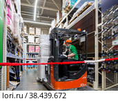 Работа вилочного погрузчика в помещении строительного магазина (2021 год). Редакционное фото, фотограф Вячеслав Палес / Фотобанк Лори
