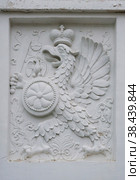 Crowned eagle with sword, shield and eaglet, stucco on Feodorovsky Sovereign Cathedral, russia, st. petersburg, pushkin, tsarskoe selo (2022 год). Стоковое фото, фотограф Короленко Елена / Фотобанк Лори