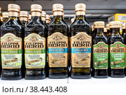 Filippo Berio extra virgin olive oil in bottles (2022 год). Редакционное фото, фотограф FotograFF / Фотобанк Лори