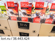 Packaged Tess tea ready for sale on the shelf at the superstore (2022 год). Редакционное фото, фотограф FotograFF / Фотобанк Лори