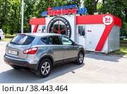 Nissan Qashqai vehicle near the tire shop, car service (2021 год). Редакционное фото, фотограф FotograFF / Фотобанк Лори