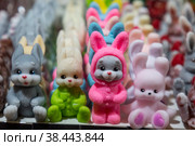 Новогодние подарки в виде зайца, символа наступающего 2023 нового года, лежат на прилавке магазина города Москвы, Россия (2022 год). Редакционное фото, фотограф Николай Винокуров / Фотобанк Лори