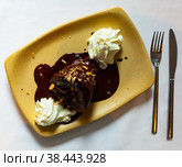 Chocolate cake with melted chocolate. Стоковое фото, фотограф Яков Филимонов / Фотобанк Лори