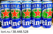 Heineken alcoholic canned beer ready for sale on the shelf (2022 год). Редакционное фото, фотограф FotograFF / Фотобанк Лори