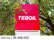 Guide sign, indicated the price of the fuel on the Teboil gas station (2022 год). Редакционное фото, фотограф FotograFF / Фотобанк Лори
