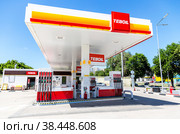 Teboil gas station in sunny day (2022 год). Редакционное фото, фотограф FotograFF / Фотобанк Лори