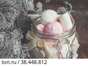 белые и розовые маршмеллоу и зефир с лежат в стеклянной банке. Крупный план. Стоковое фото, фотограф Оксана Медведева / Фотобанк Лори