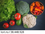 Овощная смесь из цветной капусты и брокколи, чеснока, зеленого лука, помидоров и зеленого салата латук на деревянном фоне в деревенском стиле. Стоковое фото, фотограф Оксана Медведева / Фотобанк Лори