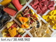 Ассорти - смешанные сорта сушеных макаронных изделий на деревянном фоне. Фон из макаронных изделий твердых сортов пшеницы. Стоковое фото, фотограф Оксана Медведева / Фотобанк Лори