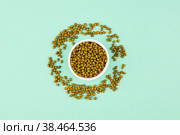 Mung beans in ceramic bowl on a green background. Стоковое фото, фотограф Виктория Тельминова / Фотобанк Лори