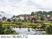 Архитектура. Русский город Плес. Прекрасный вид на деревенские дома. Россия, Плес, август (2018 год). Стоковое фото, фотограф Photojuli / Фотобанк Лори