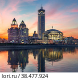 Московский международный Дом музыки на закате. Элитная гостиница Swissotel RedHills (2013 год). Редакционное фото, фотограф Юрий Кирсанов / Фотобанк Лори