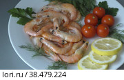 Shrimp (Latin. Caridea) as a delicacy food. Стоковое видео, видеограф Владимир Галкин / Фотобанк Лори