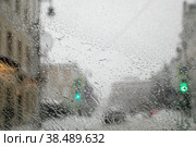 Москва. Вид на январскую непогоду в городе через мокрое стекло автомобиля. Зеленые, красные, желтые огни, сигнал светофора (2021 год). Стоковое фото, фотограф Наталья Николаева / Фотобанк Лори