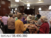 Люди пришли на встречу с врачом Бубновским центра Бубновского в Балашихе (2022 год). Редакционное фото, фотограф Дмитрий Неумоин / Фотобанк Лори