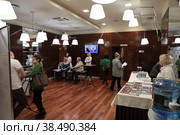 Доктор центра Бубновского в Балашихе разминает женщине воротниковую зону (2022 год). Редакционное фото, фотограф Дмитрий Неумоин / Фотобанк Лори