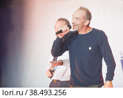 Российские и советские киноактеры братья близнецы Владимир и Юрий Торсуевы на сцене (2020 год). Редакционное фото, фотограф Малышев Андрей / Фотобанк Лори