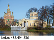 Петропавловский собор и Царицын павильон солнечным октябрьским днем. Петергоф (2022 год). Редакционное фото, фотограф Виктор Карасев / Фотобанк Лори