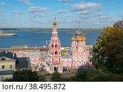 Вид сверху на Рождественскую (Строгоновскую) церковь собора Пресвятой Богородицы, украшенную резьбой по камню. Церковь возводилась на средства купца Г. Строганова, была домовой церковью в городской усадьбе. Нижний Новгород, Россия (2019 год). Стоковое фото, фотограф Pukhov K / Фотобанк Лори