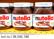 Nutella hazelnut spread jars on superstore shelf (2022 год). Редакционное фото, фотограф FotograFF / Фотобанк Лори